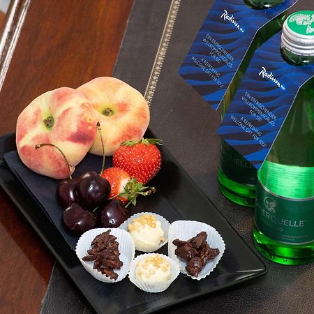Radisson Blu Hotel Altstadt Salisburgo Esterno foto A bottle of Perrier