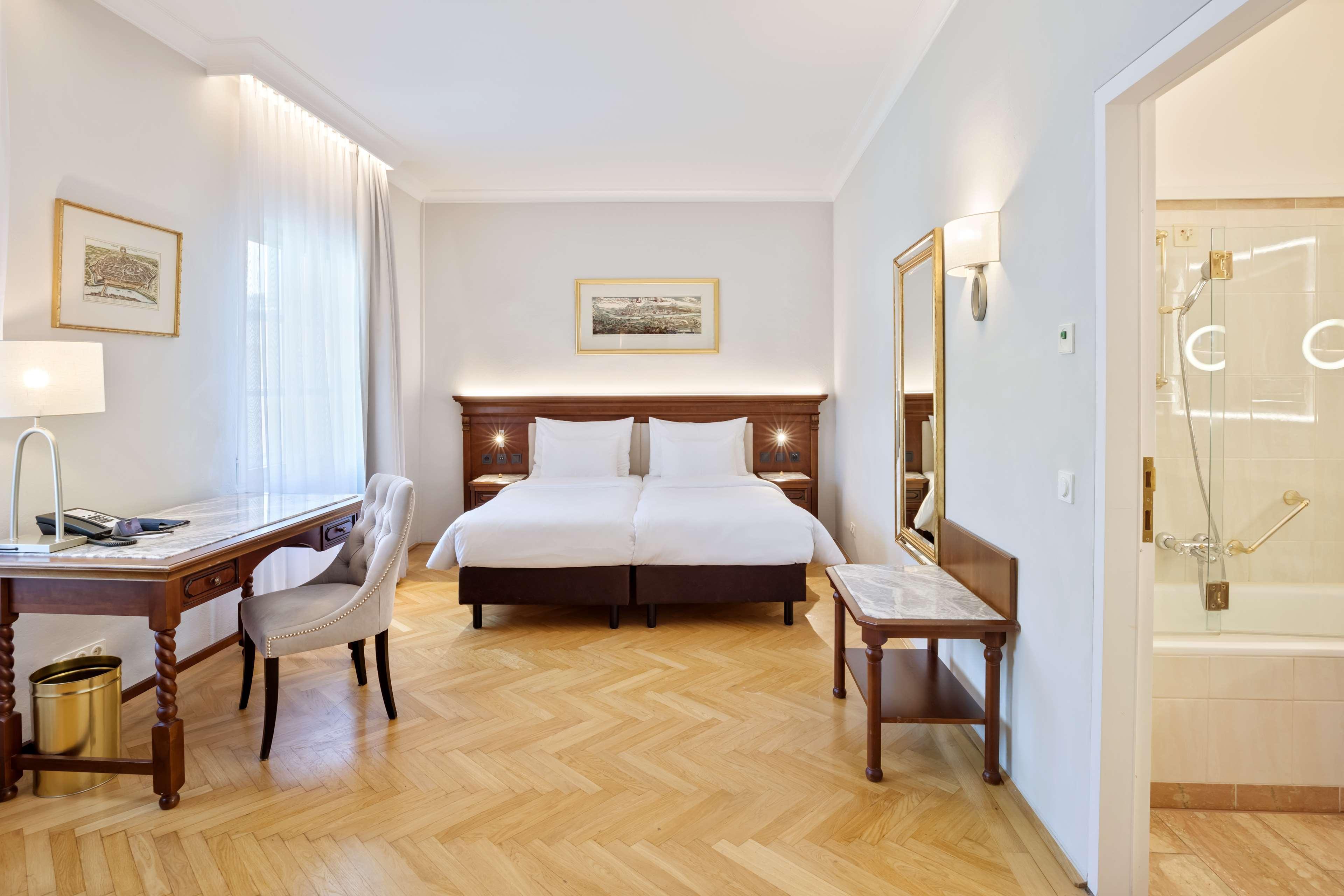 Radisson Blu Hotel Altstadt Salisburgo Esterno foto A room at the Hotel Axelmannstein