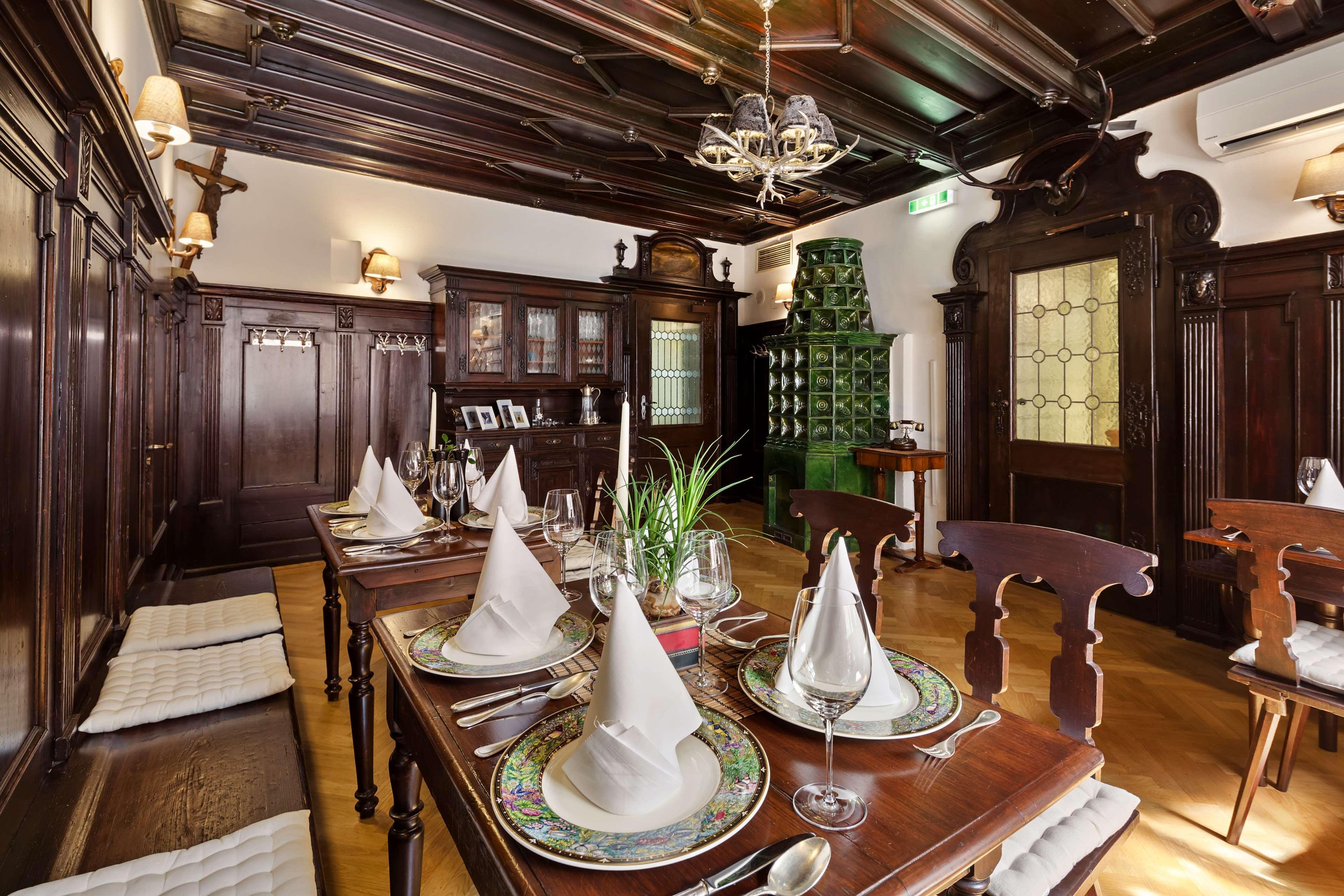 Radisson Blu Hotel Altstadt Salisburgo Esterno foto The interior of the restaurant