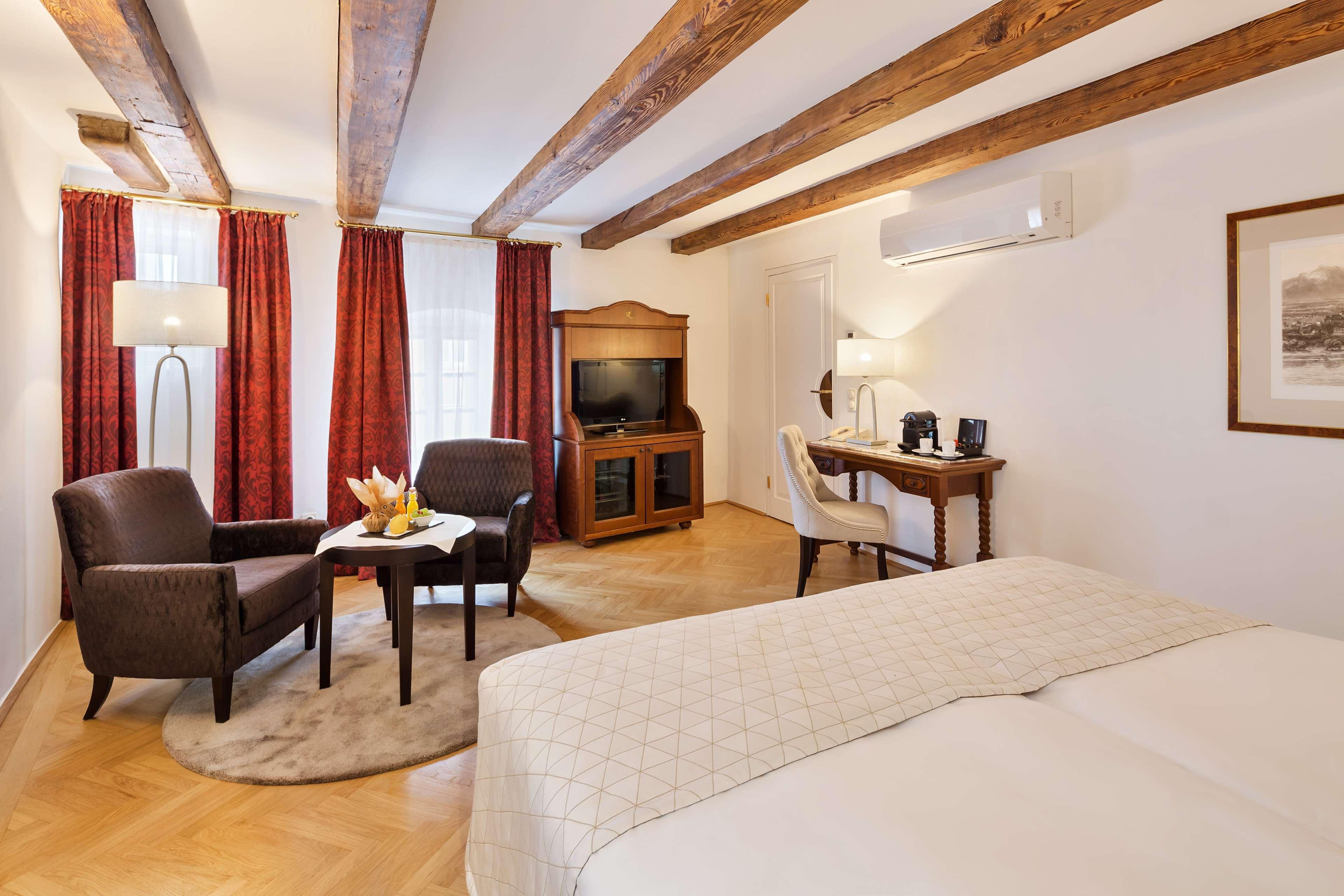 Radisson Blu Hotel Altstadt Salisburgo Esterno foto A typical room at the Hotel