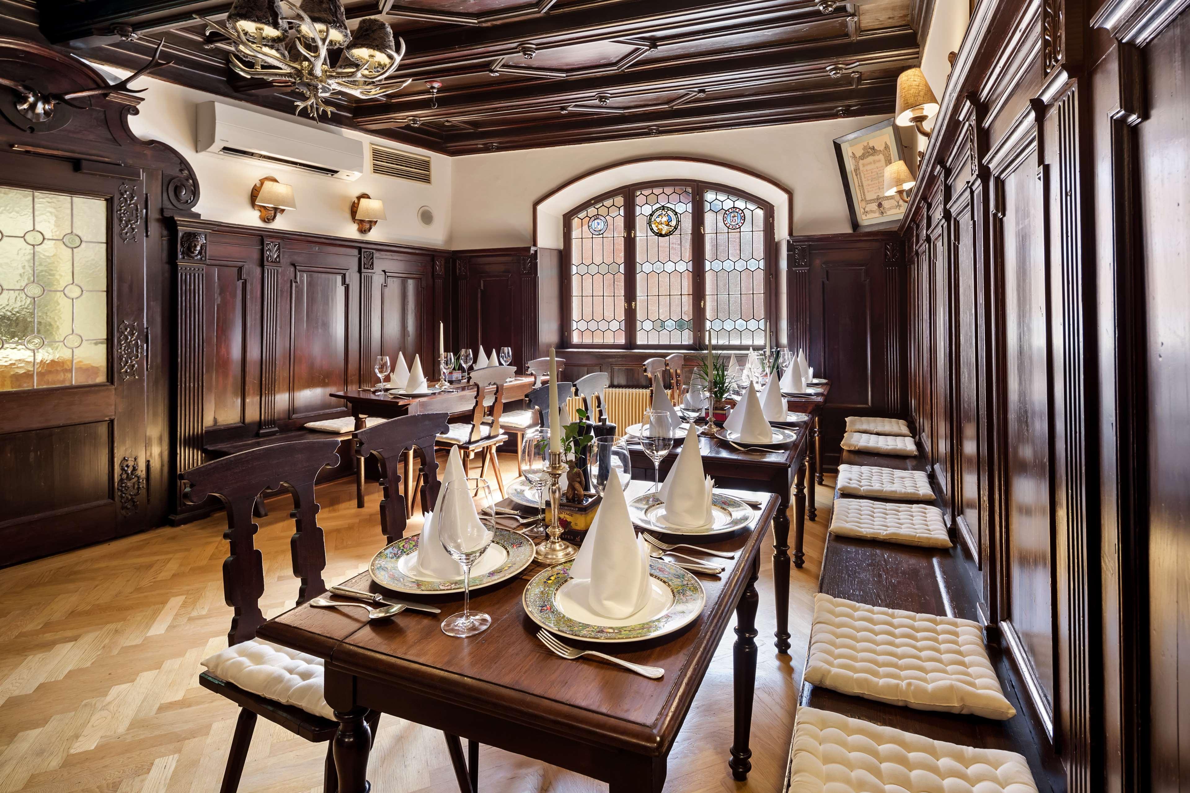 Radisson Blu Hotel Altstadt Salisburgo Esterno foto The interior of the restaurant