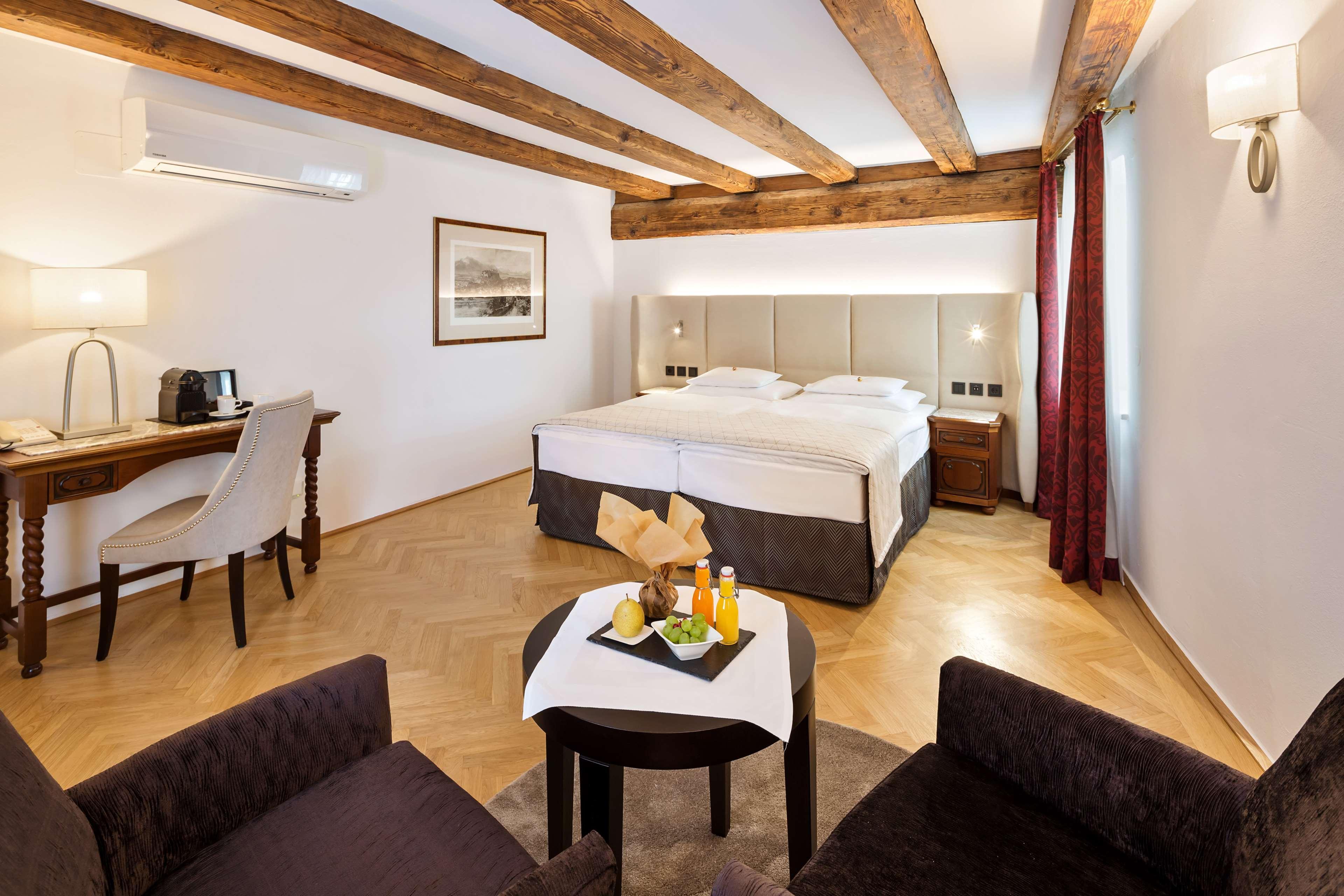 Radisson Blu Hotel Altstadt Salisburgo Esterno foto A room at the Hotel