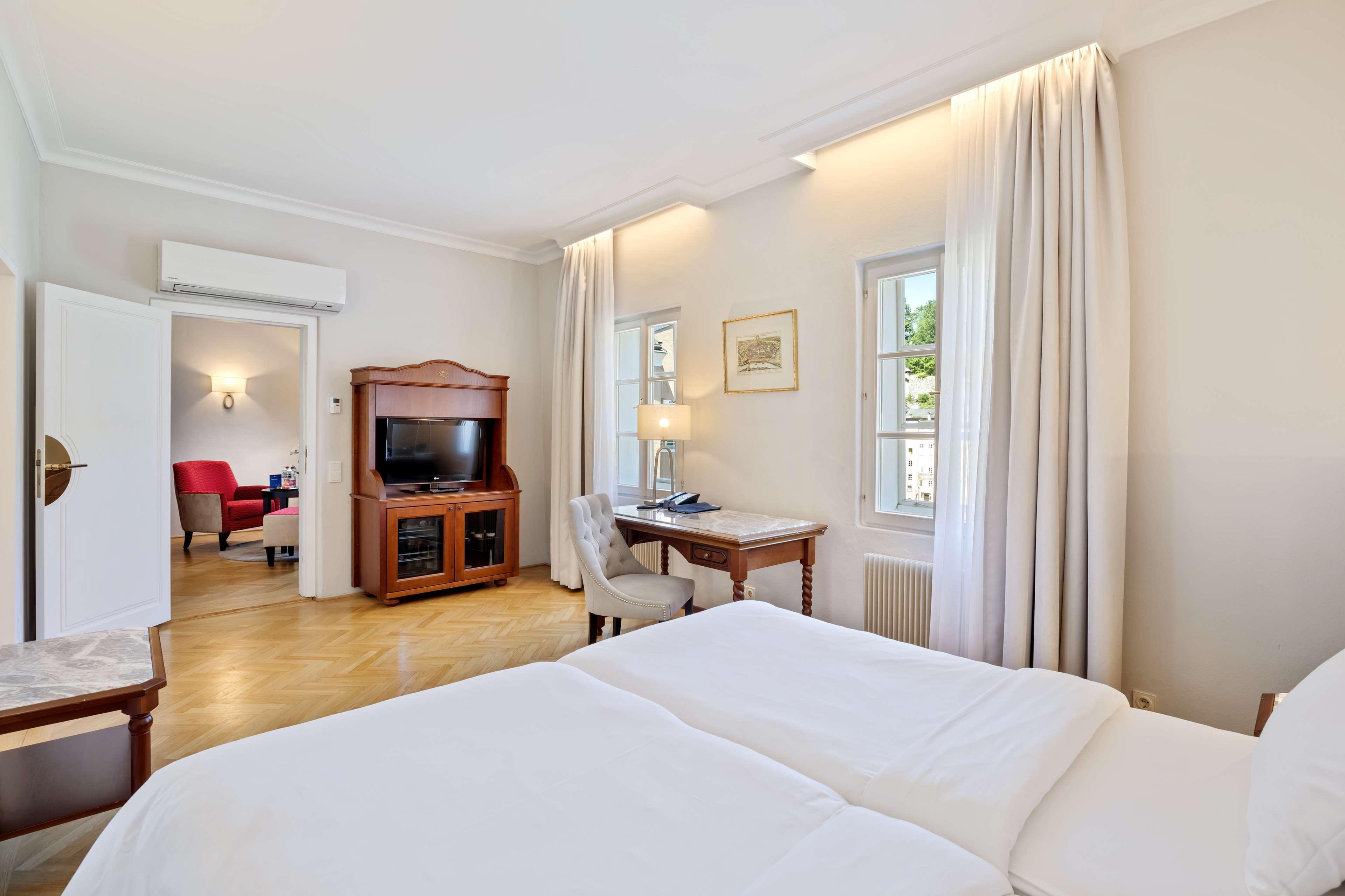 Radisson Blu Hotel Altstadt Salisburgo Esterno foto A room at the hotel