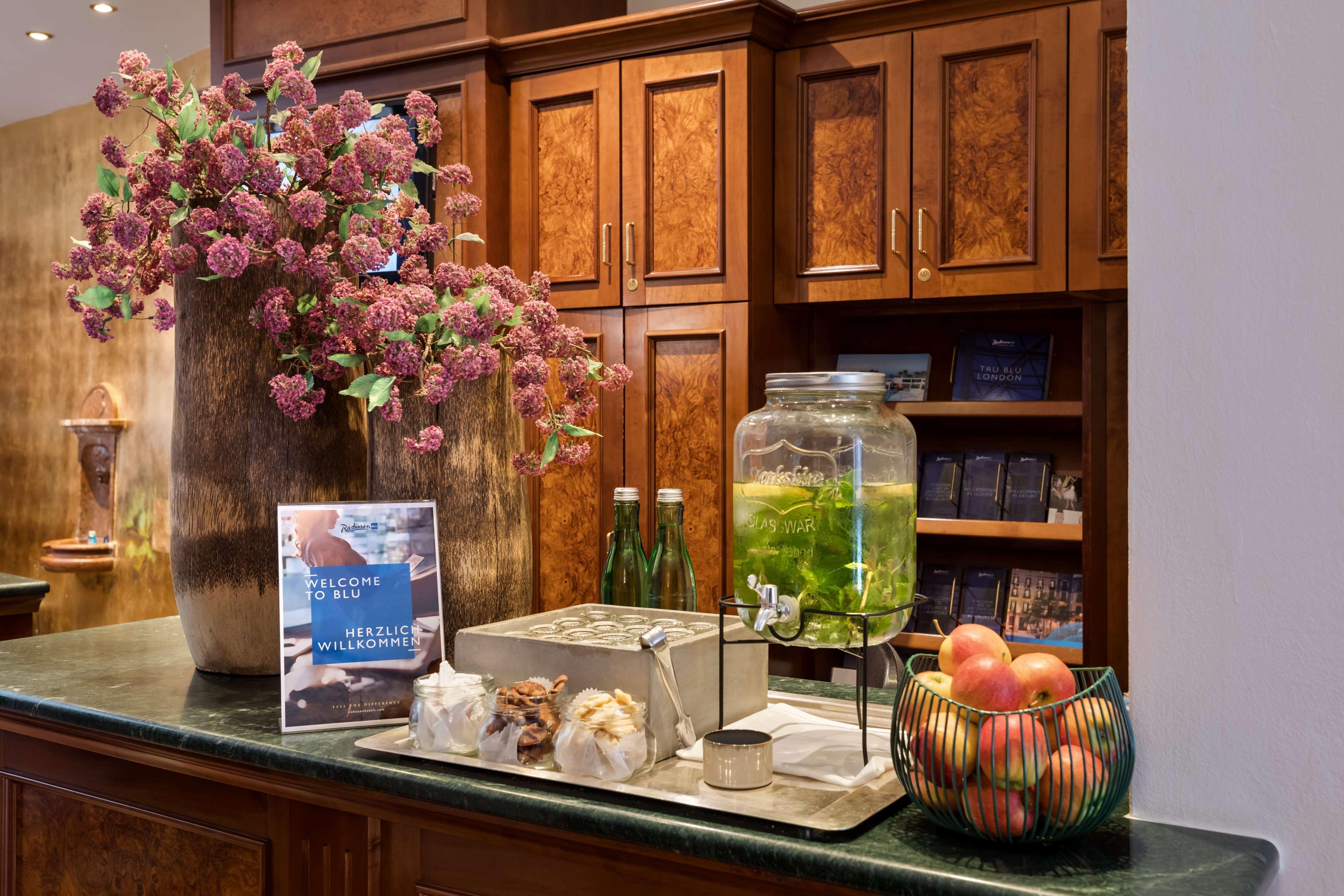 Radisson Blu Hotel Altstadt Salisburgo Esterno foto A typical wet bar