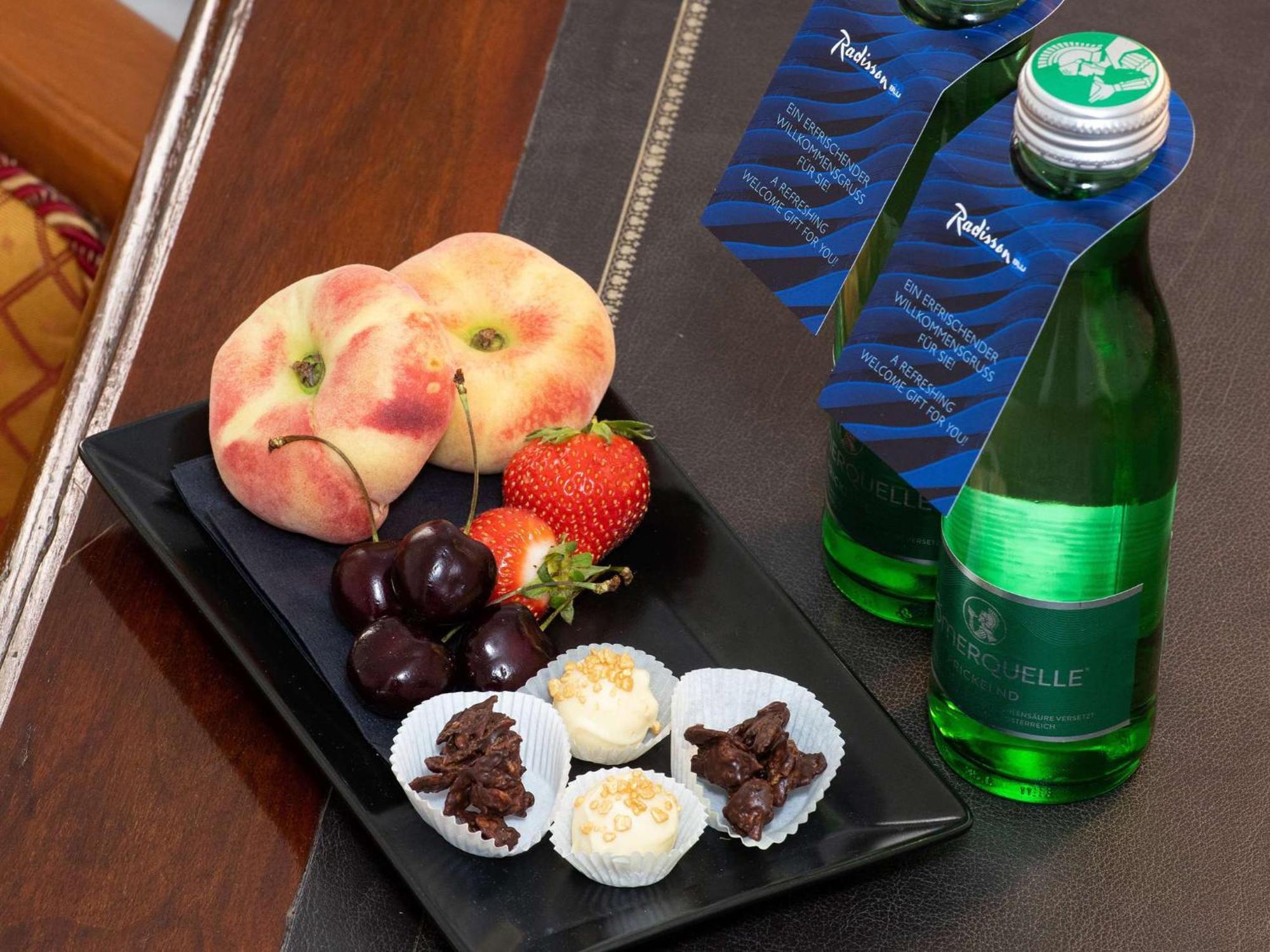 Radisson Blu Hotel Altstadt Salisburgo Esterno foto A bottle of Perrier