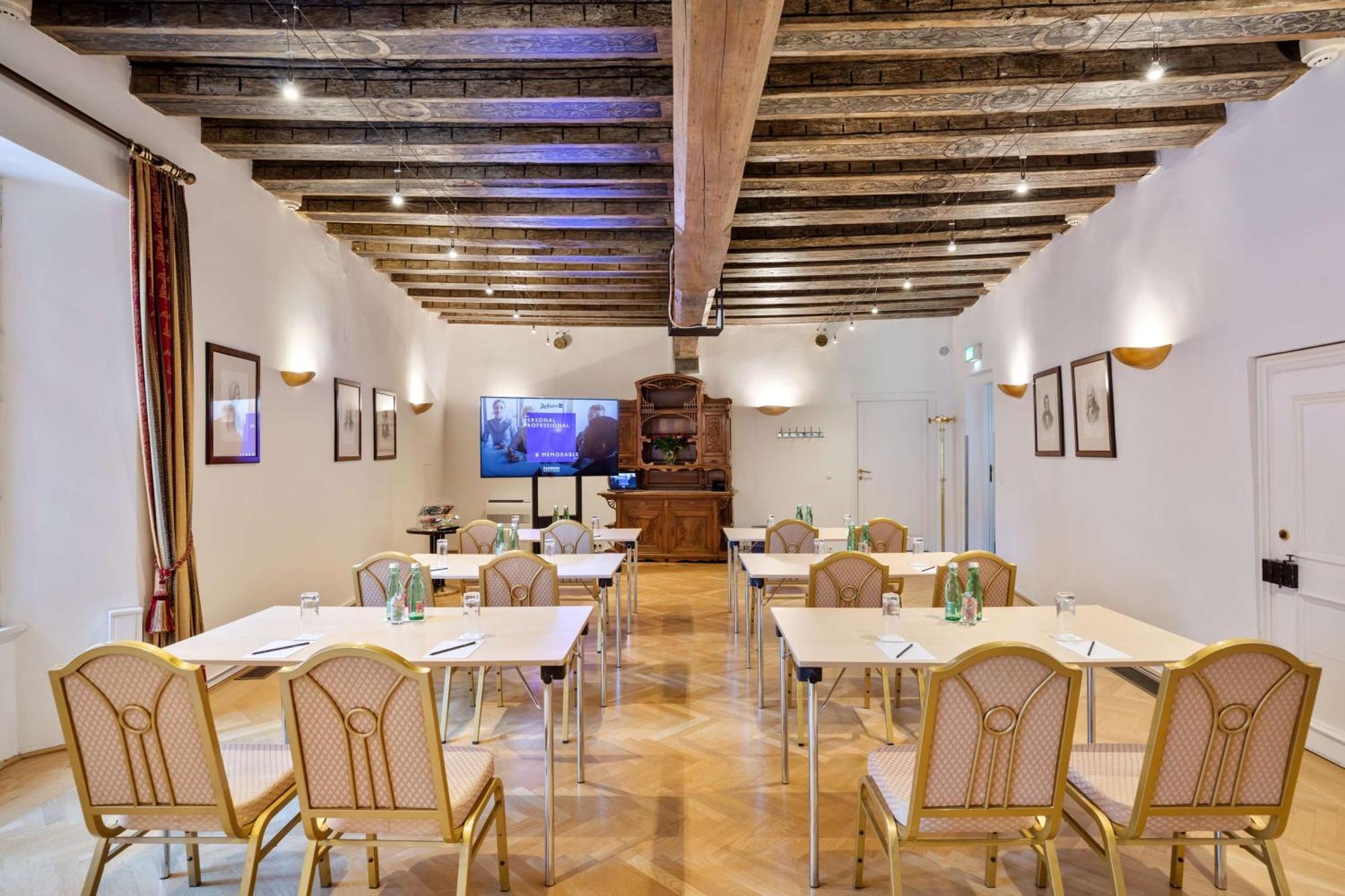 Radisson Blu Hotel Altstadt Salisburgo Esterno foto The interior of the conference room