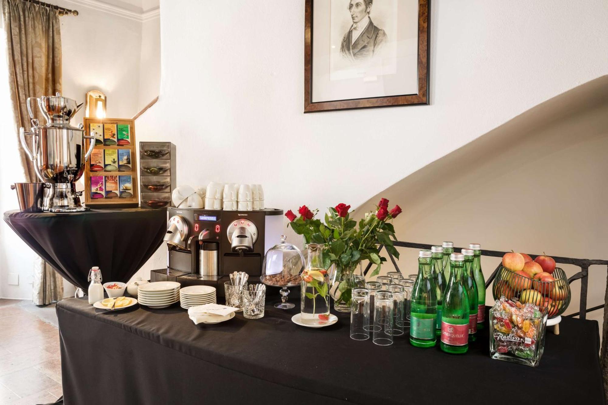 Radisson Blu Hotel Altstadt Salisburgo Esterno foto A coffee break at a conference