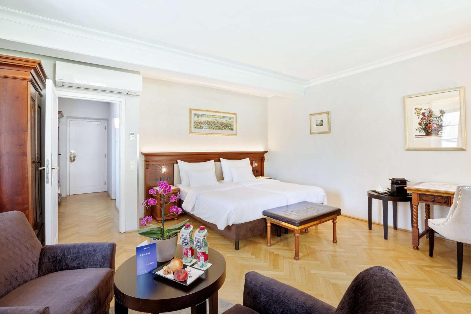 Radisson Blu Hotel Altstadt Salisburgo Esterno foto A room at the hotel