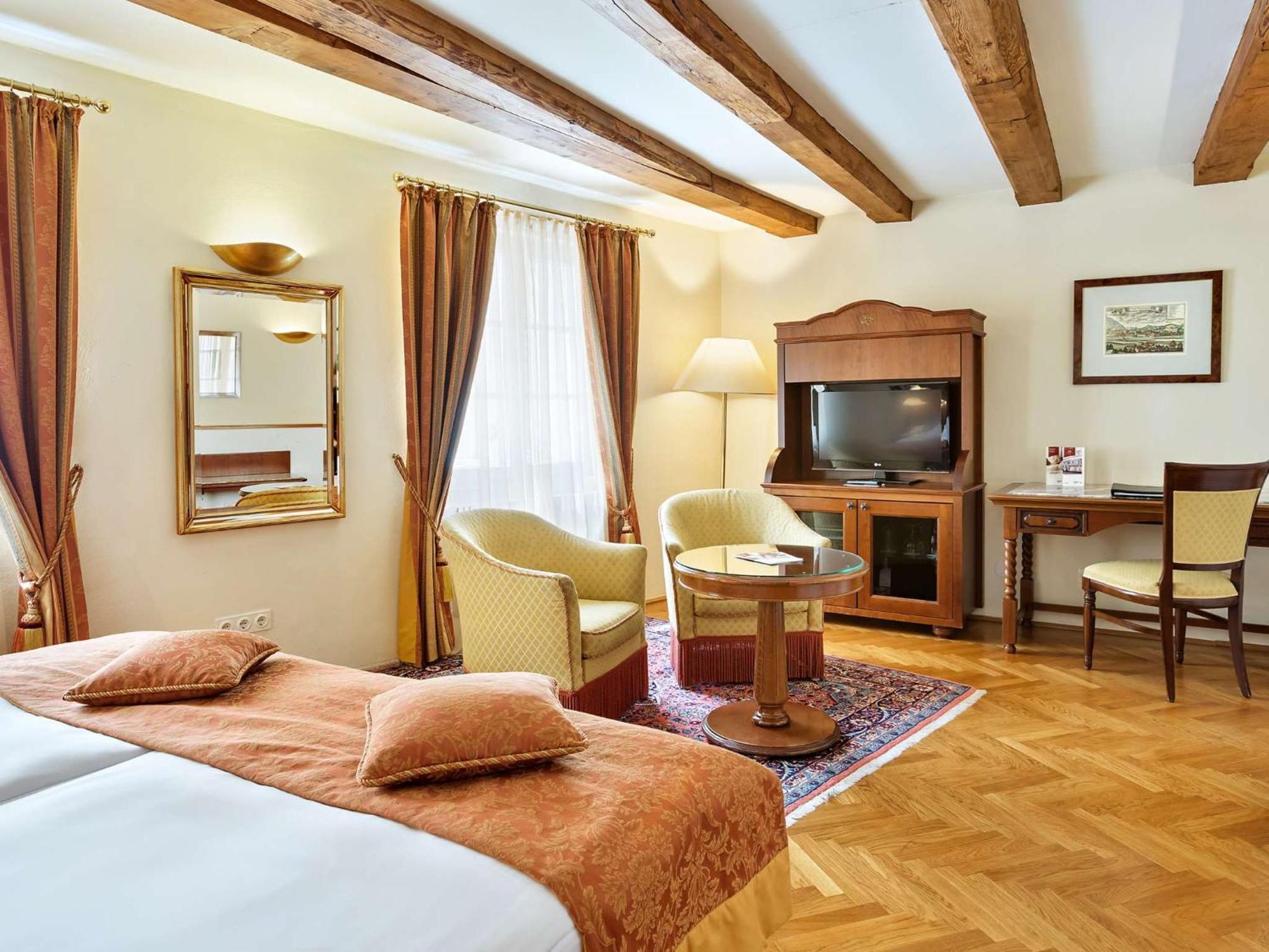Radisson Blu Hotel Altstadt Salisburgo Esterno foto A room at the Hotel