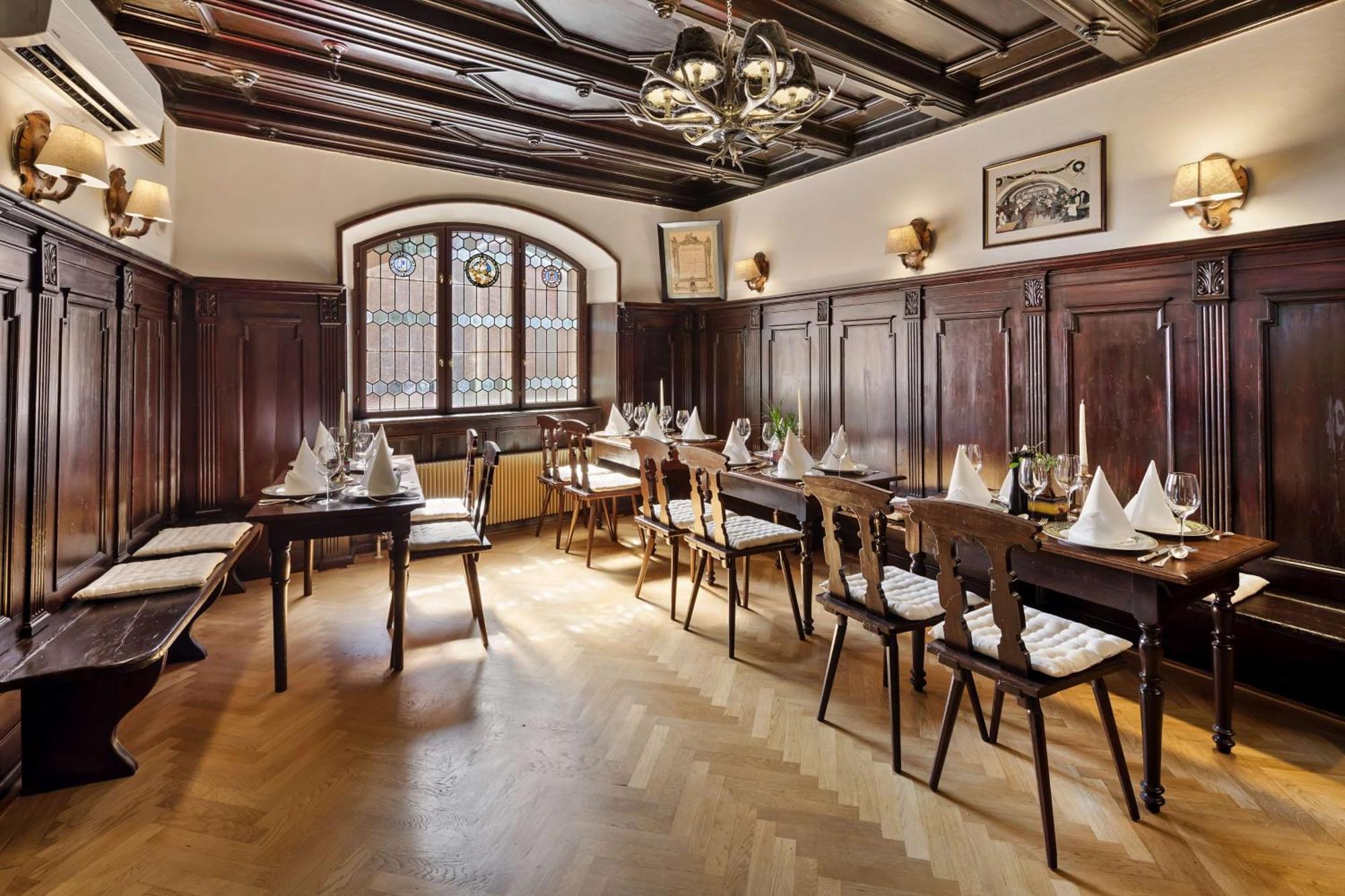 Radisson Blu Hotel Altstadt Salisburgo Esterno foto The interior of the restaurant